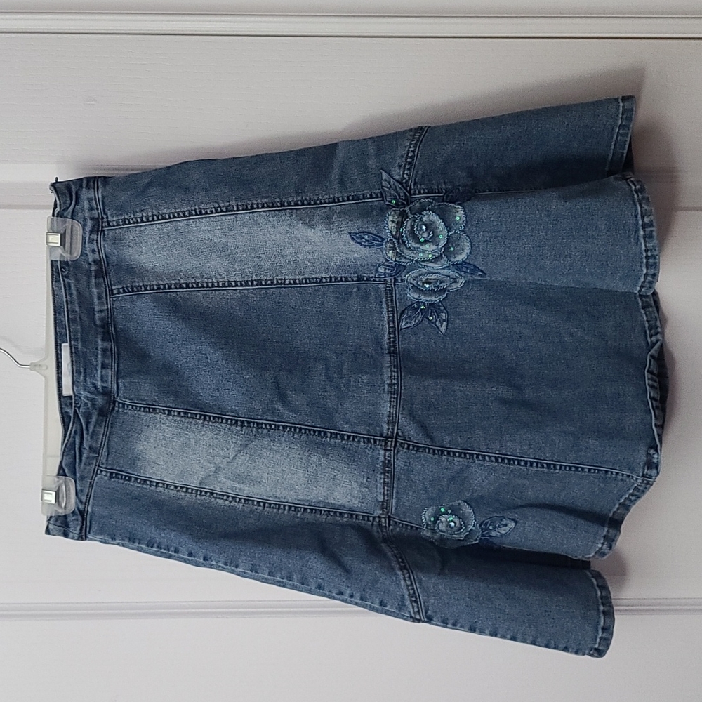 Women's jean skirt with flower appliqué